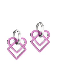 Rosa emaillierte herzförmige Ohrringe mit ineinandergreifenden geometrischen Designs und Hardware in Silberfarbe. Merkmale von geschichteten Formen und einer polierten Oberfläche.