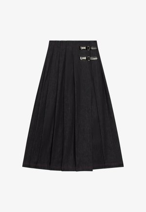 Gonna nera plissettata con due fibbie laterali etichettate "GCDS" e sottili dettagli di cuciture rosse.