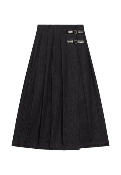 Zwarte geplooide rok met twee schuine gespen met het label "GCDS" en subtiele rode stikselaccenten.