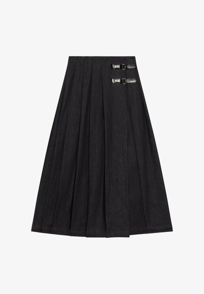 Zwarte geplooide rok met twee schuine gespen met het label "GCDS" en subtiele rode stikselaccenten.