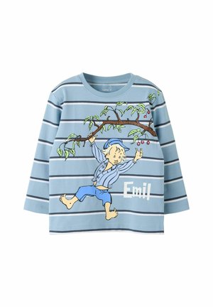 Blau und grau gestreiftes Langarmshirt mit einem Comic-Jungen, der an einem Baumast hängt, und dem Namen "Emil", der darunter gedruckt ist.