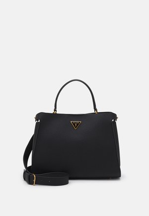 Sac à main en cuir noir texturé avec poignée supérieure, bandoulière réglable et logo triangulaire Guess doré sur le devant.
