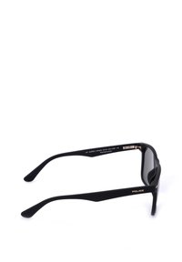 Lunettes de soleil rectangulaires noires avec verres polarisés et le nom de la marque Police sur la branche, vues de côté.