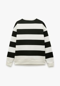 Czarny i biały sweter w paski, z długimi rękawami, okrągłym dekoltem oraz prążkowaną fakturą, z elastycznym wykończeniem u dołu i na mankietach.