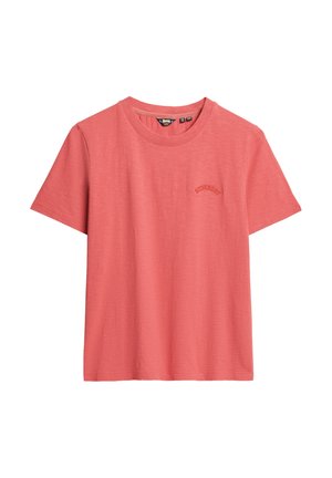 T-shirt en coton corail à manches courtes, col rond et logo brodé discret sur la poitrine. Texture lisse avec une coupe décontractée.