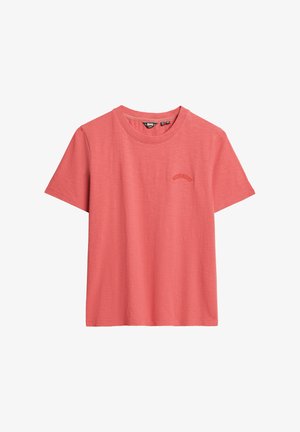 T-shirt en coton corail à manches courtes, col rond et logo brodé discret sur la poitrine. Texture lisse avec une coupe décontractée.