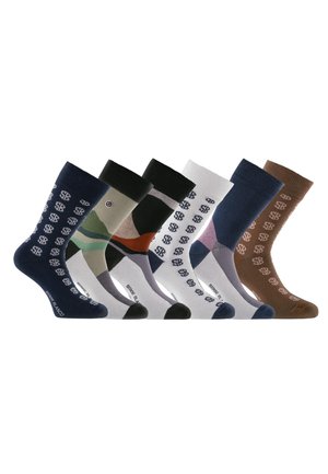Six paires de chaussettes de sport dans les couleurs bleu marine, noir, vert, blanc et marron, avec des motifs de logo et des accents contrastants aux orteils et aux talons.