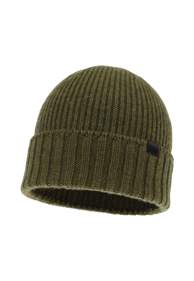 Cappello beanie verde lavorato a maglia con una texture a coste, caratterizzato da un risvolto piegato e una piccola etichetta con logo nero sul lato. Tessuto morbido.
