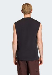 Čierne tielko bez rukávov s okrúhlym výstrihom, s hladkou bavlnenou textúrou a jednoduchým dizajnom, zobrazené zozadu.