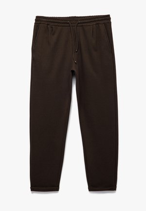 Pantalones de chándal marrones con cintura elástica, cordón, dos bolsillos laterales, piernas ajustadas y puños. Textura de tela suave.