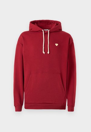 Bordeauxroter Hoodie mit Vordertasche, weißen Kordeln und kleinem gelben Bienenlogo auf der linken Brust vor einem schlichten Hintergrund.