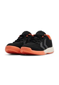Schwarze Sportschuhe mit oberem Mesh, orangefarbenen Akzenten und einer strukturierten orangenen Sohle. Mit schwarzen Schnürsenkeln und einem flachen Design.