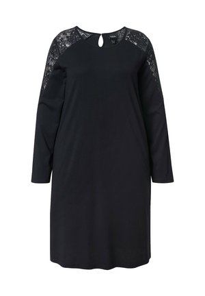 Robe noire avec des manches longues et des accents en dentelle sur les épaules. Présente un col rond et une ouverture en forme de goutte au dos.
