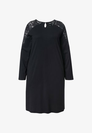 Robe noire avec des manches longues et des accents en dentelle sur les épaules. Présente un col rond et une ouverture en forme de goutte au dos.