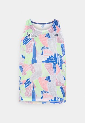 Mouwloos sporttanktop met een mesh-design en kleurrijke patronen, waaronder blauw, roze en groen. Inclusief New Balance-logo.