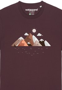 Weinrote Baumwoll-T-Shirt mit einem Grafikdesign von Bergen mit weißen Gipfeln, einer Sonne und Wolken in erdigen Tönen von Braun und Beige.