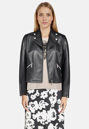 Czarna skórzana kurtka motocyklowa z zamykanymi kieszeniami i srebrnymi akcentami. Posiada kołnierz z klapami oraz dopasowany krój.