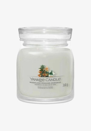 Yankee Candle-krukke med duften "Woodland Weekend Memories", med en illustration af en hytte og træer, vejer 368 gram.