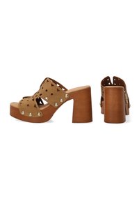 Bruine suede open-teen muiltjes met uitgesneden ontwerpen, gouden studs en een chunky houten hak, met een platform voorkant voor extra hoogte.