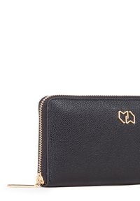 Portafoglio in pelle nera con finitura testurizzata, zip dorata e logo in evidenza. Forma rettangolare compatta con linee pulite e dettagli minimi.