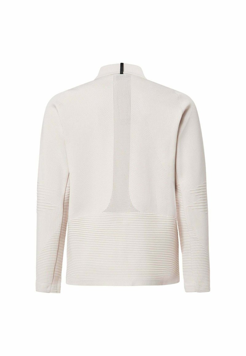 Weißer, langärmeliger Strickpullover mit strukturiertem Rippenmuster und Mesh-Design auf dem Rücken und den Ärmeln, mit einer kleinen schwarzen Lasche am Kragen.