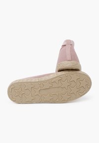 Růžová textilní sandála na slip-on s kulatou špičkou a tkaným jutovým lemováním. Texturová podrážka z gumy s hvězdicovými vzory pro lepší přilnavost.