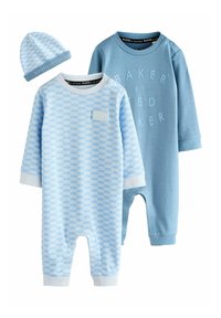 Dve modré detské overalové kombinézy s dlhými rukávmi a patentkami, jedna s potlačou textu "BAKER", plus zodpovedajúca modrá čiapka s textom "BAKER".