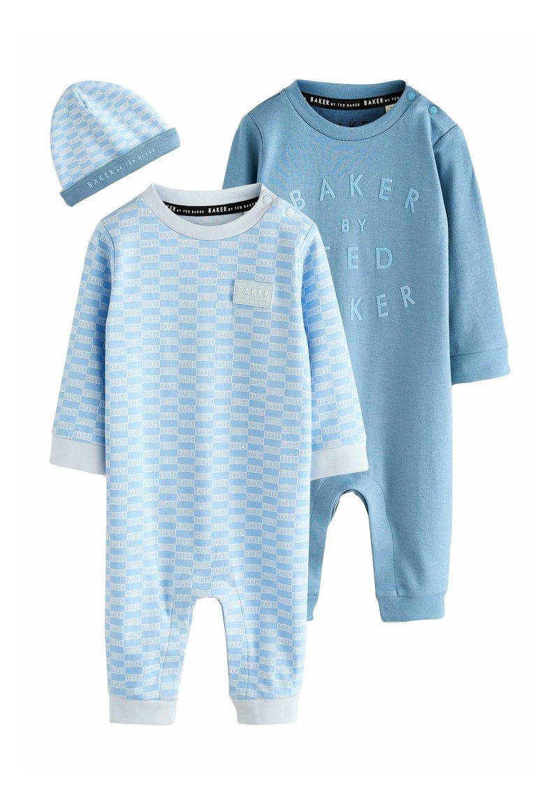 Dve modré detské overalové kombinézy s dlhými rukávmi a patentkami, jedna s potlačou textu "BAKER", plus zodpovedajúca modrá čiapka s textom "BAKER".