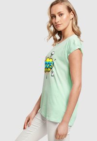 Merchcode POOF COMIC EXTENDED SHOULDER - T-shirts med print - neo mint