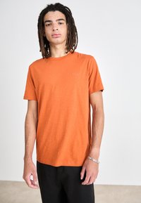 BOSS TEGOOD - Tricou basic - open orange
