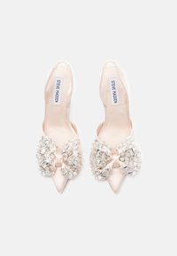 Sandales à talons en satin rose avec un bout pointu, ornées d'un grand nœud orné de bijoux. Présentent une texture lisse et des accents semi-transparents.