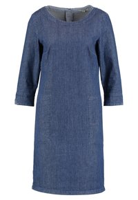 Vestido vaquero con cuello redondo, mangas tres cuartos y dos bolsillos delanteros. Presenta un corte recto y una textura de lavado azul medio.