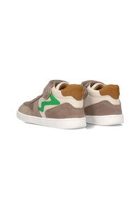 Kinder-Sneaker in Beige, Braun und Weiß mit grünen Akzenten, Klettverschluss und weißer Gummisohle, von hinten und in Seitenansicht gezeigt.