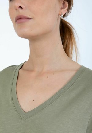 Olivovo zelené tričko s véčkovým výstrihom, jemnou textúrou a krátkymi rukávmi, s čistým výstrihom a mierne voľným strihom.