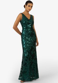 Smaragdgrünes ärmelloses Abendkleid mit floralen Paillettenmustern, V-Ausschnitt und einer taillierten Silhouette, die bis zum Boden fließt.