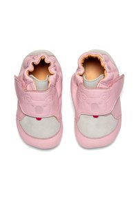 Rosa Lederschuhe mit einem Koala-Gesicht-Design, elastischem Knöchel und weichem grauem Wildlederspitze. Abgerundete Form und gepolsterter Innenbereich für Komfort.