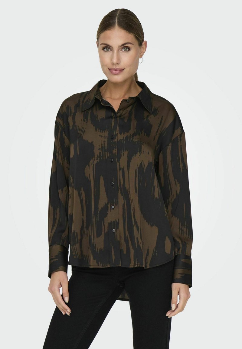 Camicia a maniche lunghe marrone e nera con motivo, con apertura frontale a bottoni e colletto, caratterizzata da un taglio rilassato e un orlo leggermente curvo.