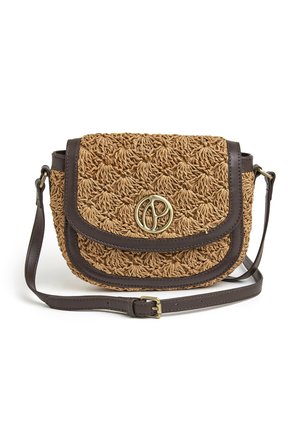 Kudotulta vaaleasta oljista valmistettu olkalaukku ruskeilla nahkaosuuksilla, klipsisulkimella ja pyörömäisellä kultalogolla edessä. Mukana säädettävä hihna.