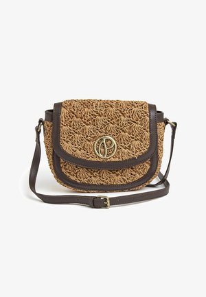 Tkaná hnědá slámová kabelka přes rameno s hnědými koženými detaily, klopovým zapínáním a kulatým zlatým logem na přední straně. Součástí je nastavitelný popruh.