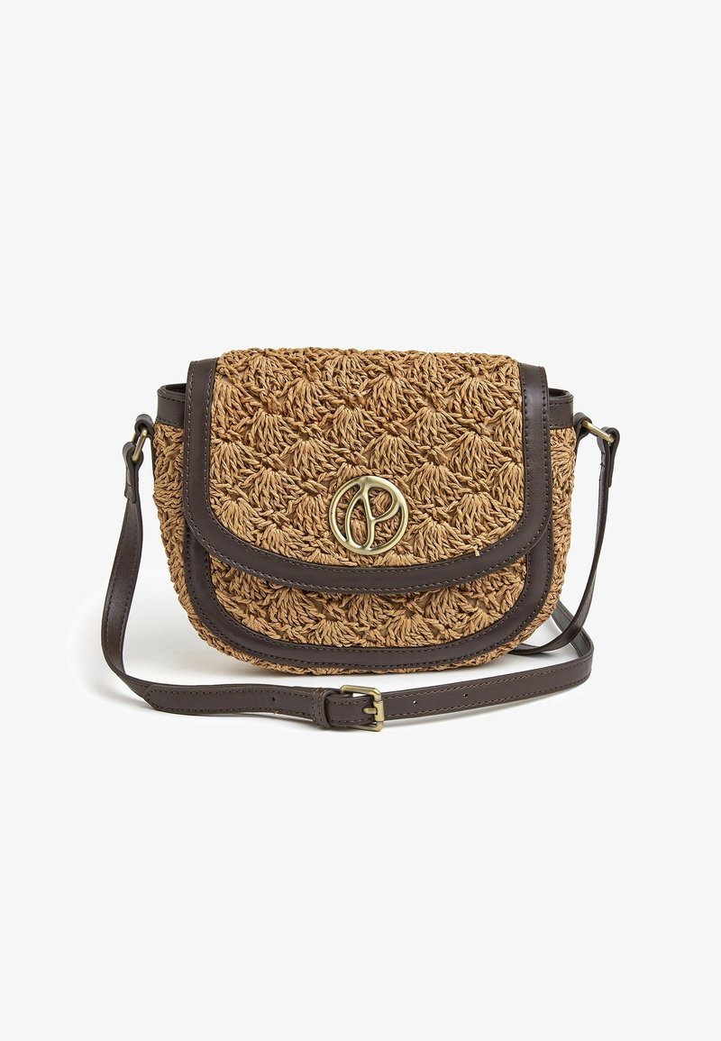 Wpleciona torebka na ramię w kolorze brązowym, wykonana z trawy słomkowej, z brązowymi skórzanymi akcentami, z zapięciem na klapkę i okrągłym złotym logo z przodu. W zestawie regulowany pasek.
