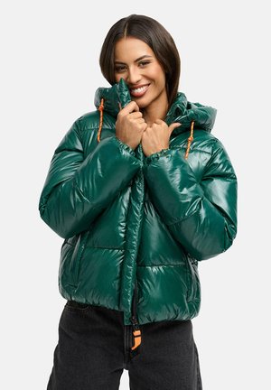 Giacca imbottita verde con una texture lucida, cappuccio regolabile, lacci arancioni e chiusura con zip. Presenta una silhouette boxy e polsini elastici.