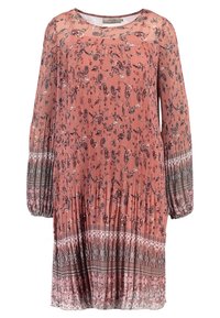 Vestido rosa empolvado con mangas largas y abullonadas; textura plisada; diseño floral; dobladillo en capas con patrón intrincado; tejido ligero y transparente.