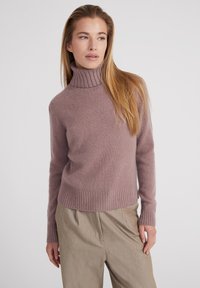 Helllila Rollkragenpullover aus weichem Stoff, mit einem gerippten Kragen und Saum, langen Ärmeln und einem lockeren Schnitt.