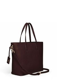 Bolso tote de cuero texturizado marrón oscuro con dos asas superiores, una correa de hombro desmontable y una pequeña etiqueta colgante con herrajes dorados.