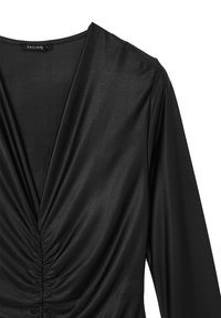 Top nero a maniche lunghe con scollatura a V profonda, caratterizzato da un dettaglio in tessuto arricciato al centro e una superficie liscia e leggermente lucida.