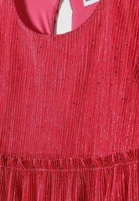 Robe plissée rouge avec une surface texturée, des fils métalliques, un col rond et un détail de taille froncée. Doublure intérieure lisse.