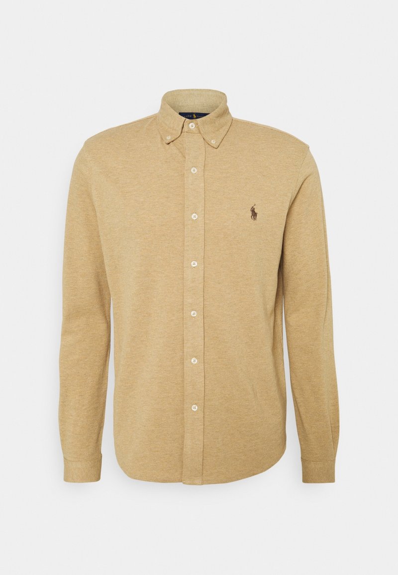 Jasnobrązowa koszula zapinana na guziki, wykonana z teksturowanej tkaniny. Posiada kołnierz typu spread, długie rękawy oraz małe, haftowane logo na piersi.
