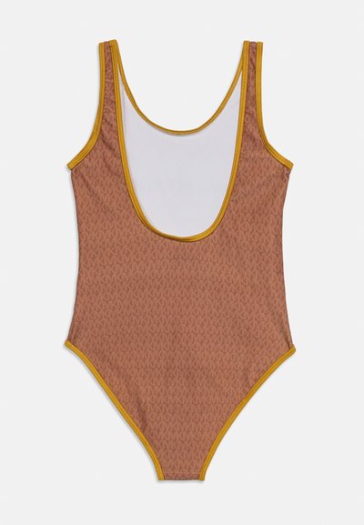 Maillot de bain une pièce marron avec motif "MK" répété et bordure jaune le long des bords et des bretelles, doté d'un profond dos nageur.