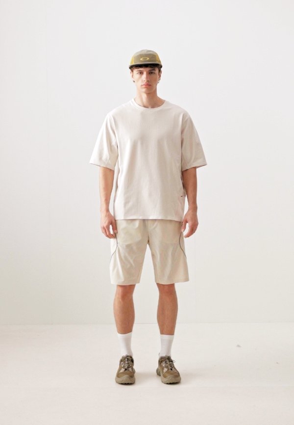 LATITUDE FLIGHT - Outdoor shorts - mist2