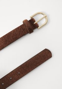 Cintura in pelle con stampa animale marrone, dotata di una fibbia in metallo dorato, caratterizzata da una texture morbida, estremità arrotondata e cinque fori di regolazione.